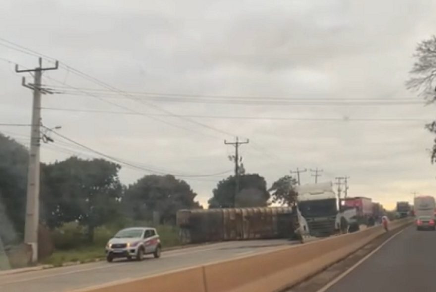 Atenção motoristas: acidente interrompe o tráfego na BR-163