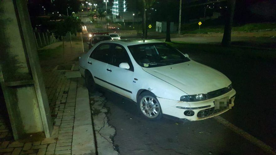 Marea estacionado de forma irregular chama a atenção na Av. Brasil e Transitar é acionada