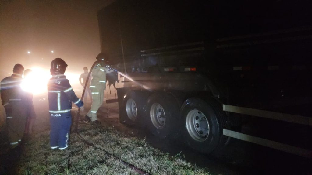 Rodado de carreta trava e veículo pega fogo na rodovia BR-163 Rodado de carreta trava e veículo pega fogo na rodovia BR-163