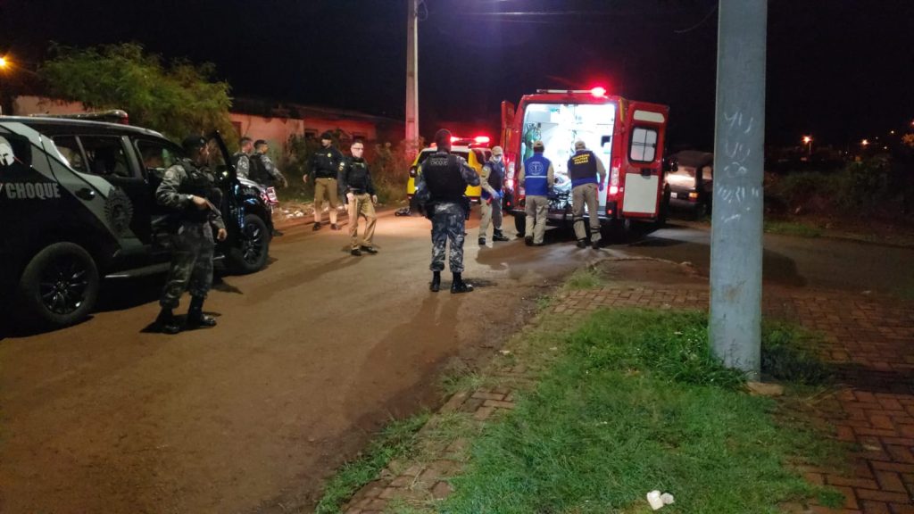 Homem é baleado em confronto com a PM após furto de veículo no Conjunto Riviera; dois foram detidos Homem é baleado em confronto com a PM após furto de veículo no Conjunto Riviera; dois foram detidos
