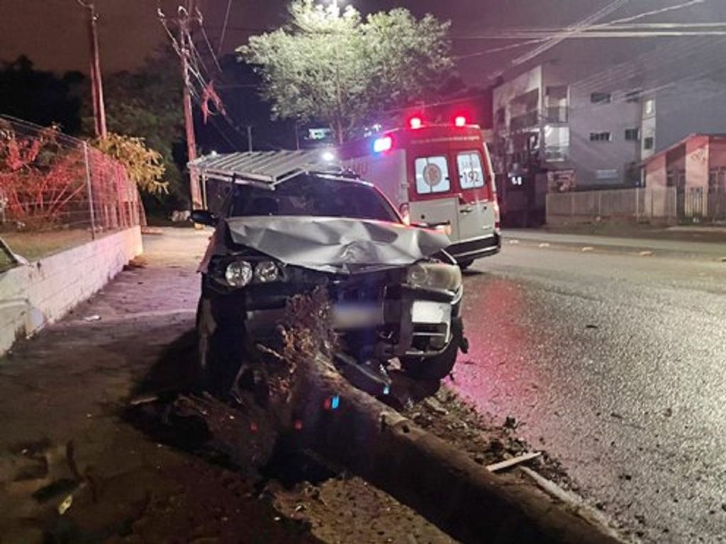 Homem fica ferido após carro colidir em árvore em Francisco Beltrão Homem fica ferido após carro colidir em árvore em Francisco Beltrão
