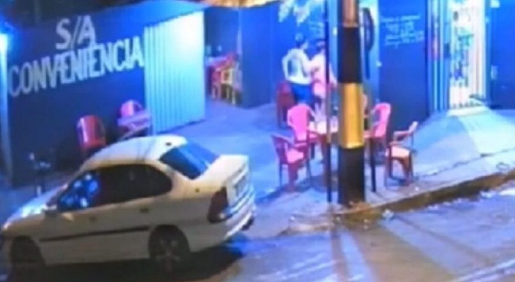 Grávida é morta a tiros em frente à loja de conveniência Grávida é morta a tiros em frente à loja de conveniência