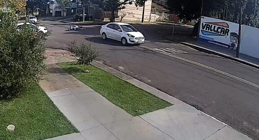 Câmera flagra acidente que deixou motociclista ferido no Coqueiral