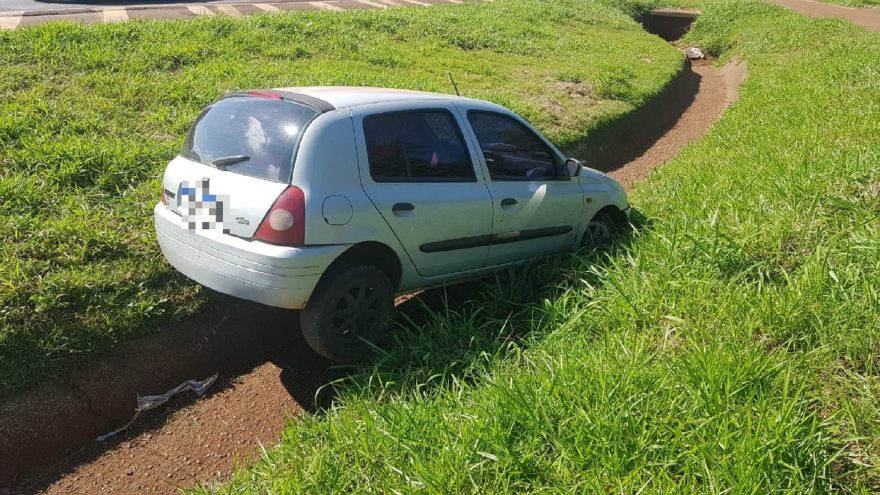 Clio preso na valeta na BR-467 chama atenção de internautas