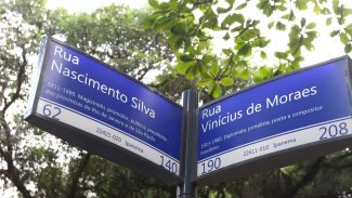 Renato Russo ganha homenagem em rua eternizada pela bossa-nova