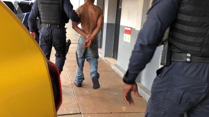 Homem é detido por perturbar funcionários e clientes em supermercado