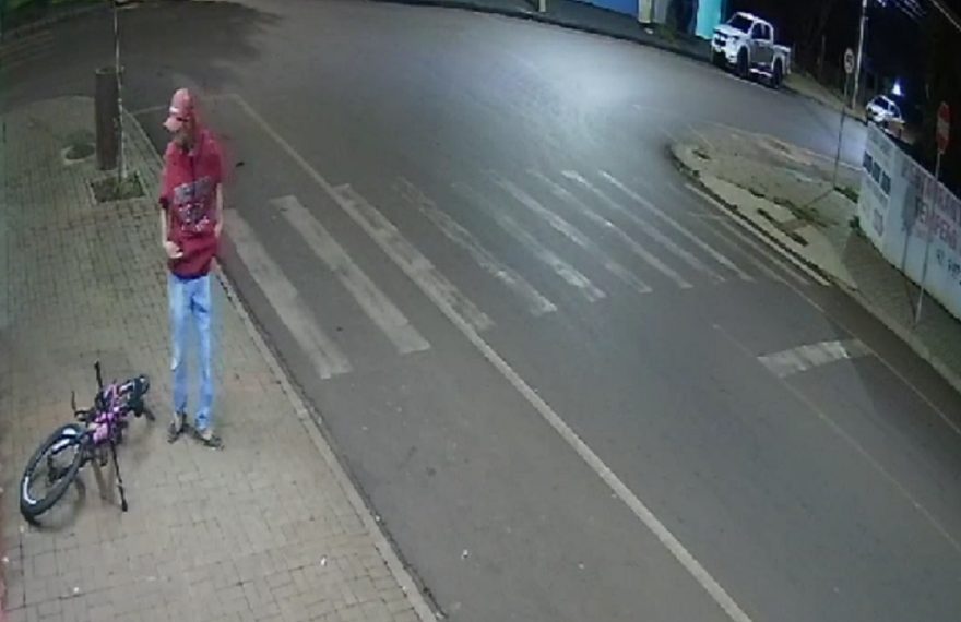 Imagens mostram furto de bicicleta infantil em supermercado no Brasmadeira