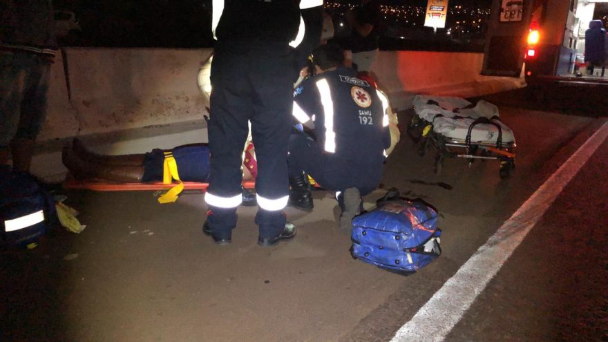 Mulher fica ferida ao se jogar de carro em movimento na BR-277