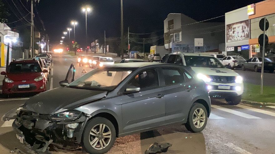 Três veículos se envolvem em acidente na Avenida Brasil