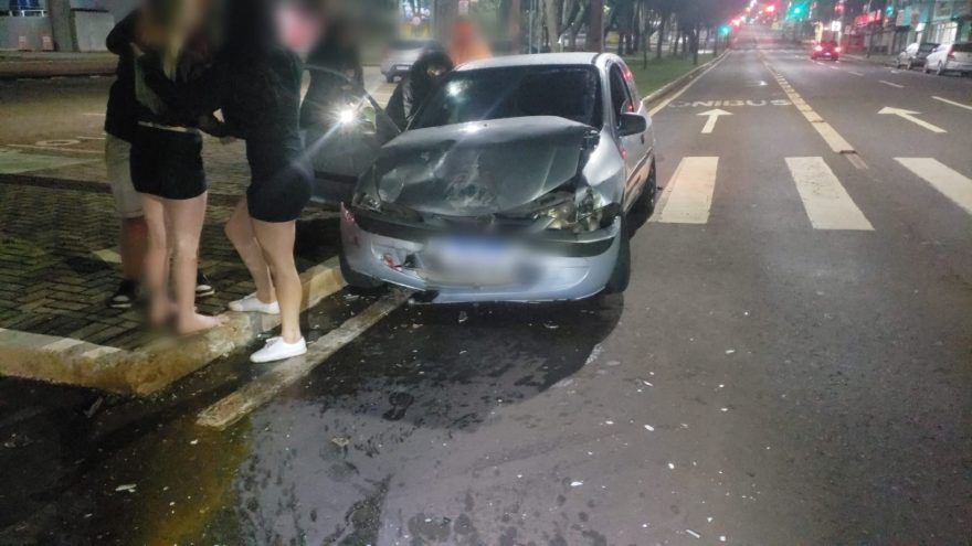 Colisão de trânsito deixa mulher ferida no Centro