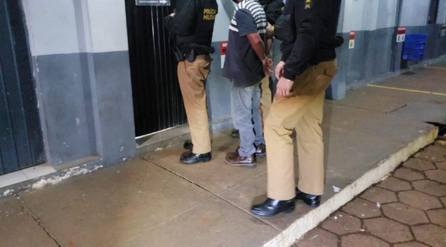 Padrasto é preso após ameaçar enteada com facão