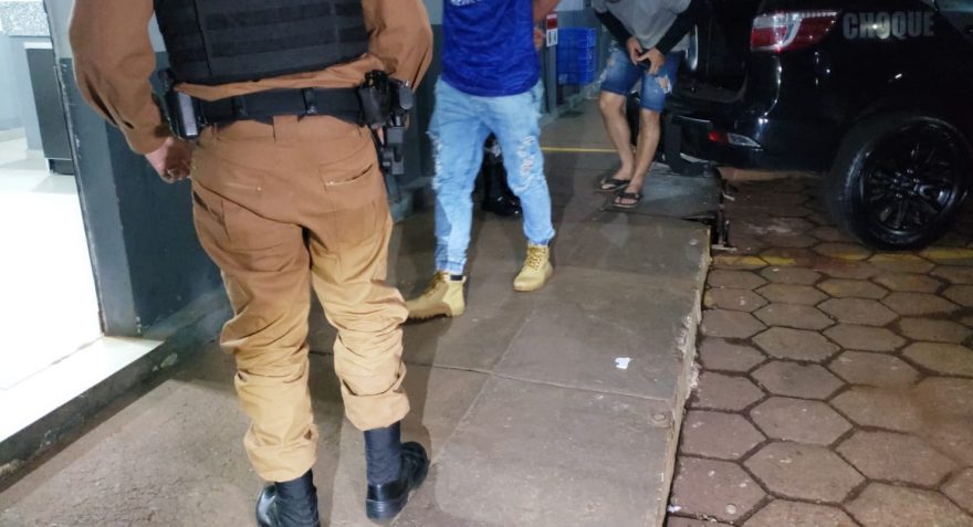 Irmãos são presos ao agredirem mulher dentro de veículo