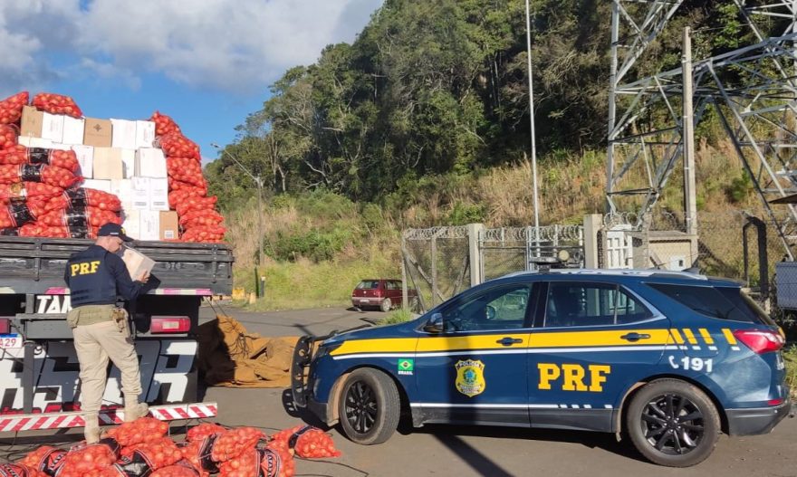 PRF prende homem transportando 4500 litros de Vinho de origem estrangeira em Irati