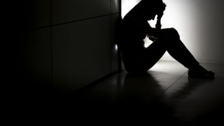 Quebrar o silêncio ajuda a prevenir suicídios, dizem especialistas