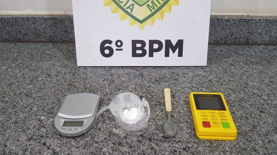 Com tornozeleira eletrônica, jovem é detido pela Rocam com balança de precisão, colher e cocaína