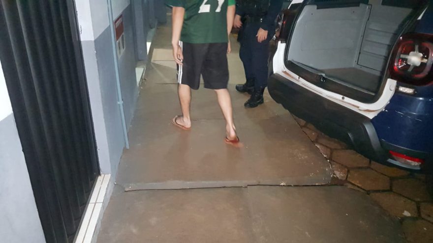 Andando com carro na contramão, rapaz é abordado pela GM e vai parar na Delegacia