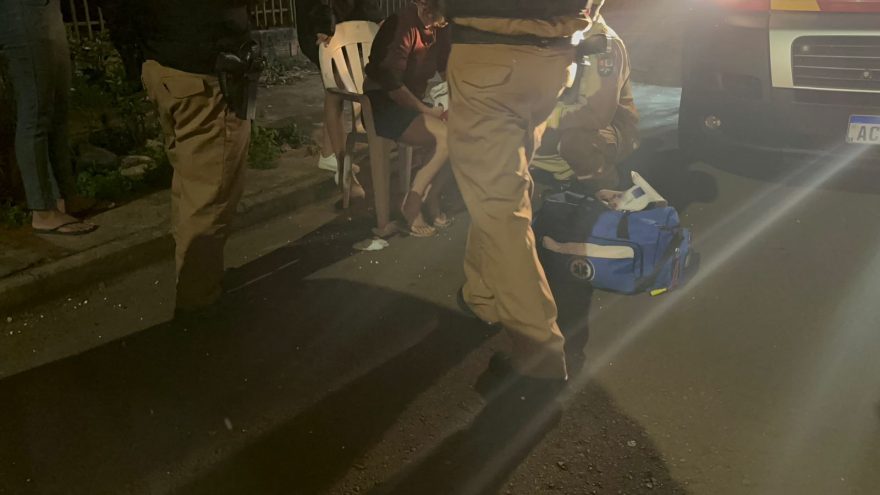 Mulher é agredida, foge e pede socorro; agressor vai atrás e é preso pela PM