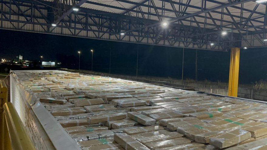 Transportando grande quantidade de maconha, motorista foge a pé, quebra a perna e é preso pela PRF