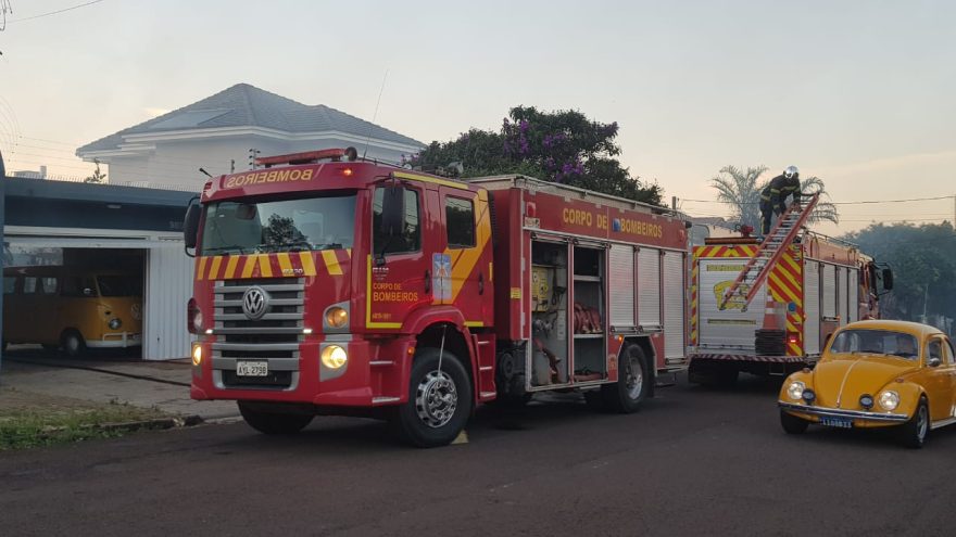 Bombeiros combatem incêndio em residência no Bairro Neva