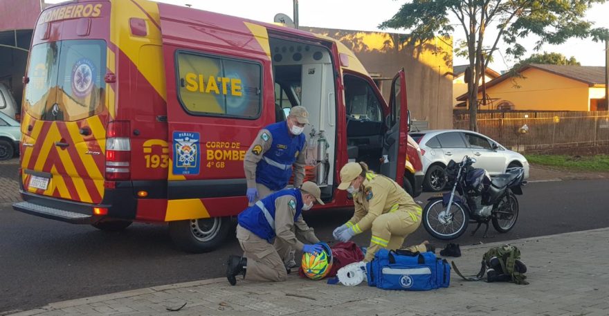 Motociclista fica ferido em colisão na Rua Nhambiquaras; Moradores reclamam de falta de sinalização