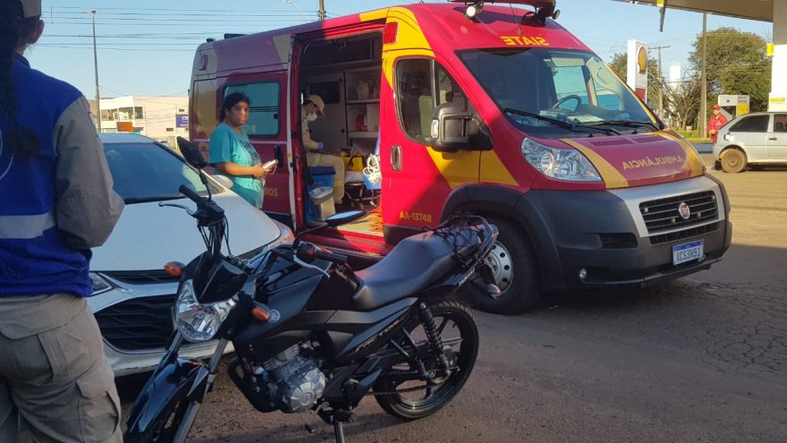 Mulher fica ferida após colisão entre carro e moto na Rua Três Amigos, no Bairro Universitário