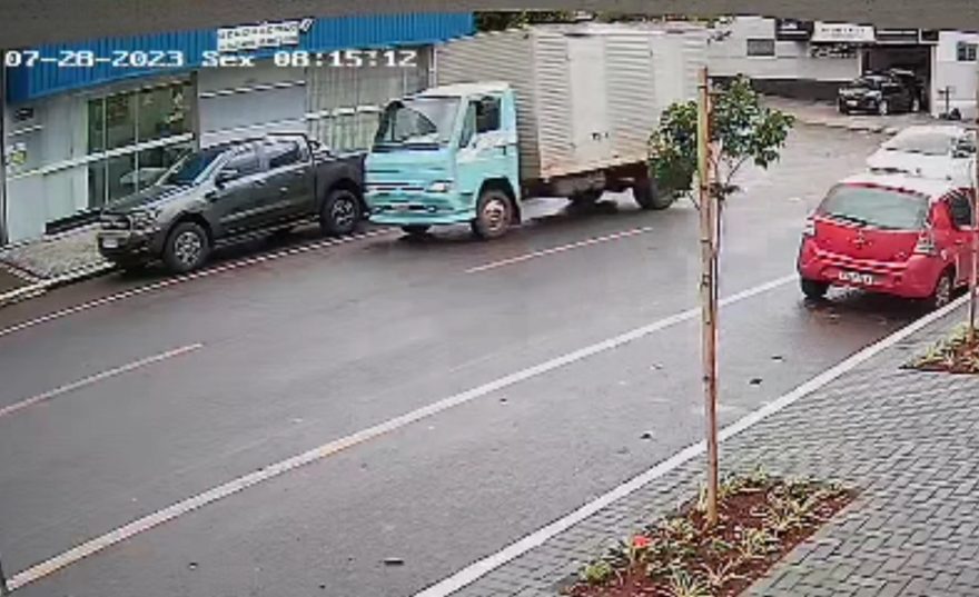 Tampa de caminhão abre e atinge caminhonete no Parque São Paulo