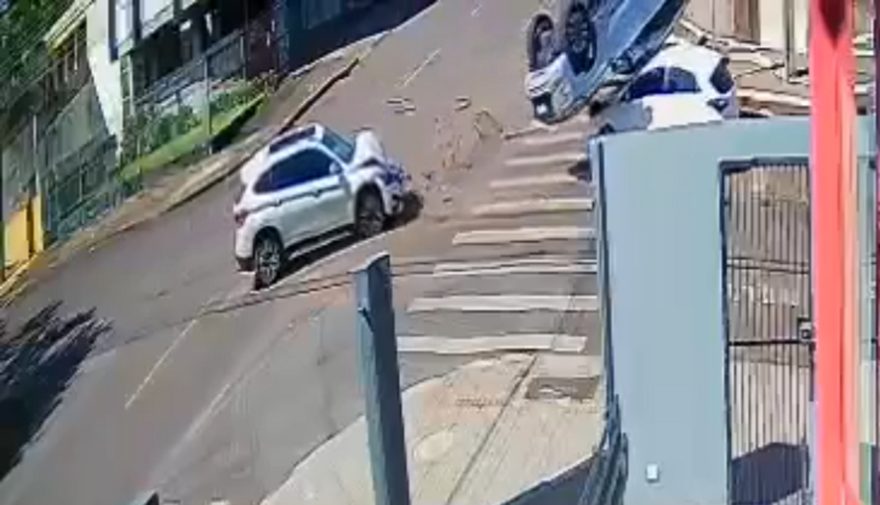 Que pancada! Vídeo mostra BMW batendo em Pajero e caminhonete capotando em cima de HB20