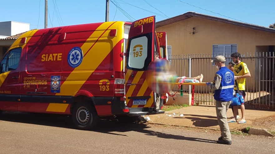 Bombeiros atendem vítima de queda no Bairro Guarujá, em Cascavel
