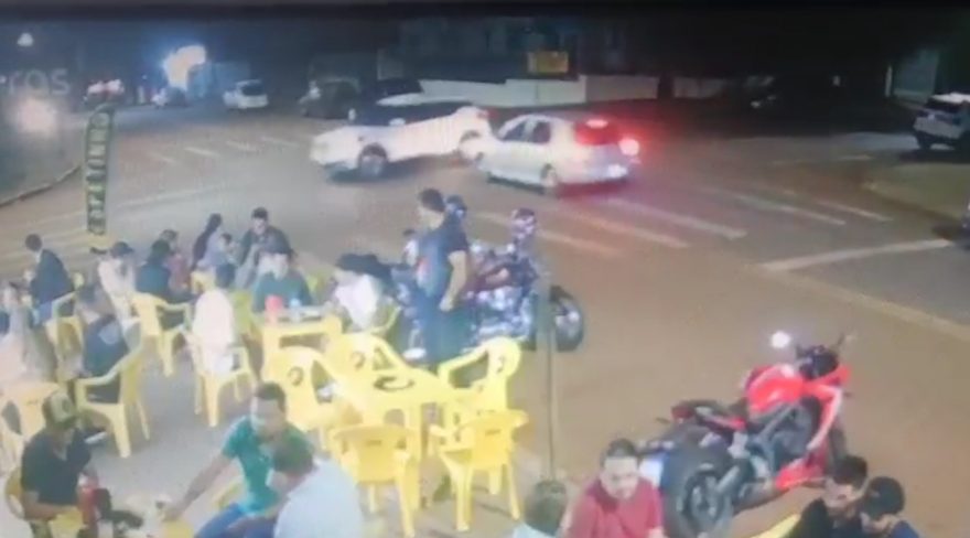 Câmera flagra acidente de trânsito no cruzamento das ruas Visconde de Guarapuava e Fortaleza