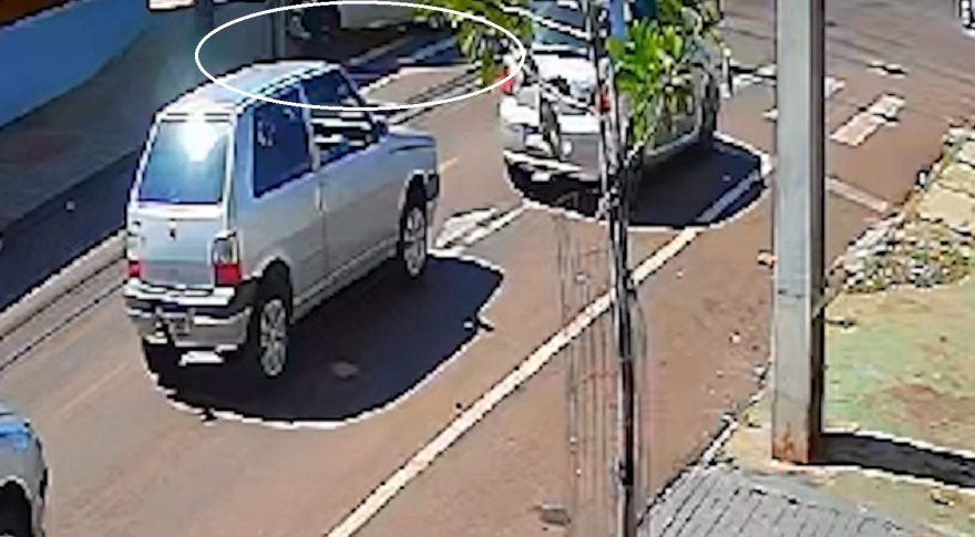 Câmera flagra acidente de trânsito no bairro Coqueiral