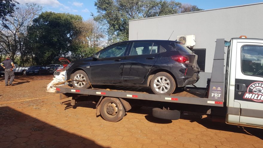 Durante perseguição, ladrões abandonam carro furtado e fogem a pé