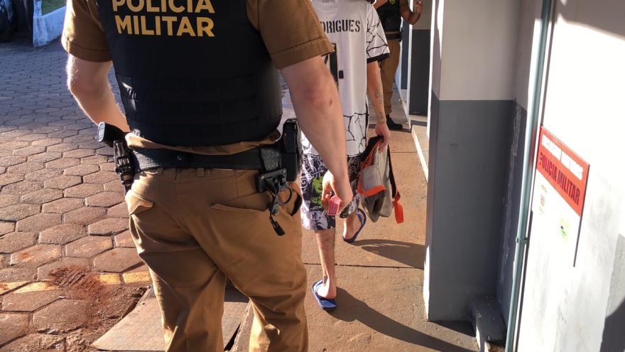 Homem é detido após furtar camisetas em loja de departamentos
