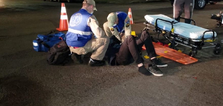 Motociclista fica ferido em forte colisão no Centro