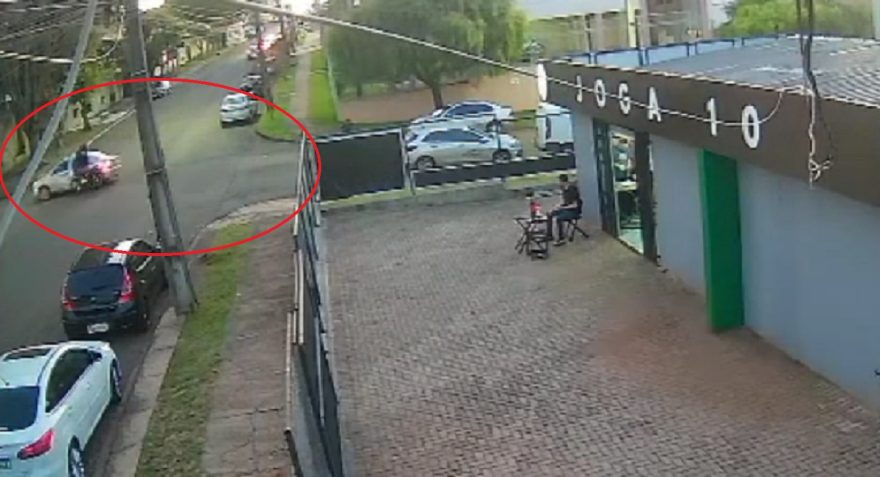 Câmera registra motociclista sendo arremessado em forte colisão no Centro