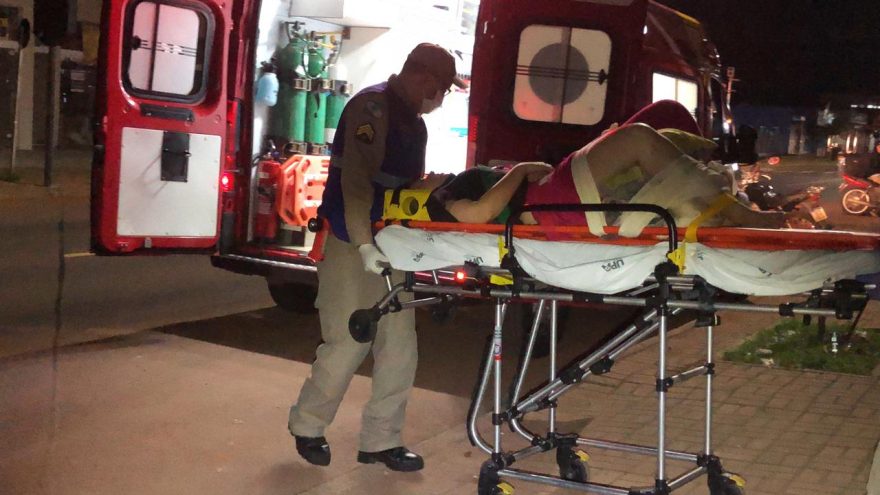 Mulher fica ferida ao cair em banheiro em residência no Floresta