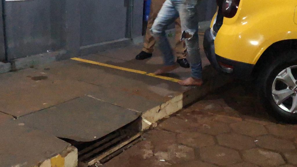 Homem agride irmã a cadeiradas e acaba preso