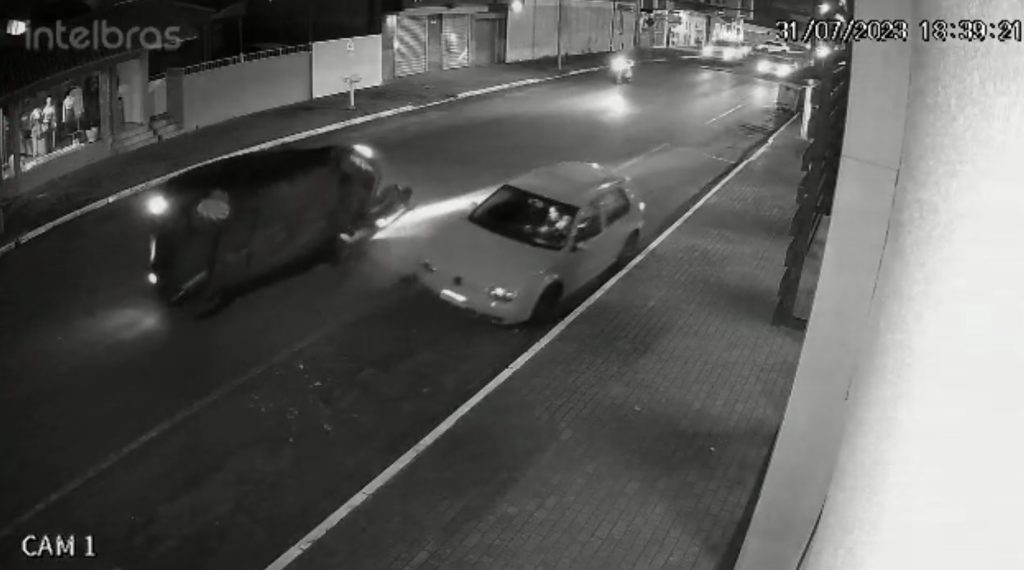 Vídeo: condutor trafega na contramão, colide em dois veículos e capota o carro