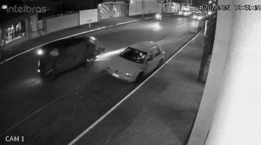 Vídeo: condutor trafega na contramão, colide em dois veículos e capota o carro