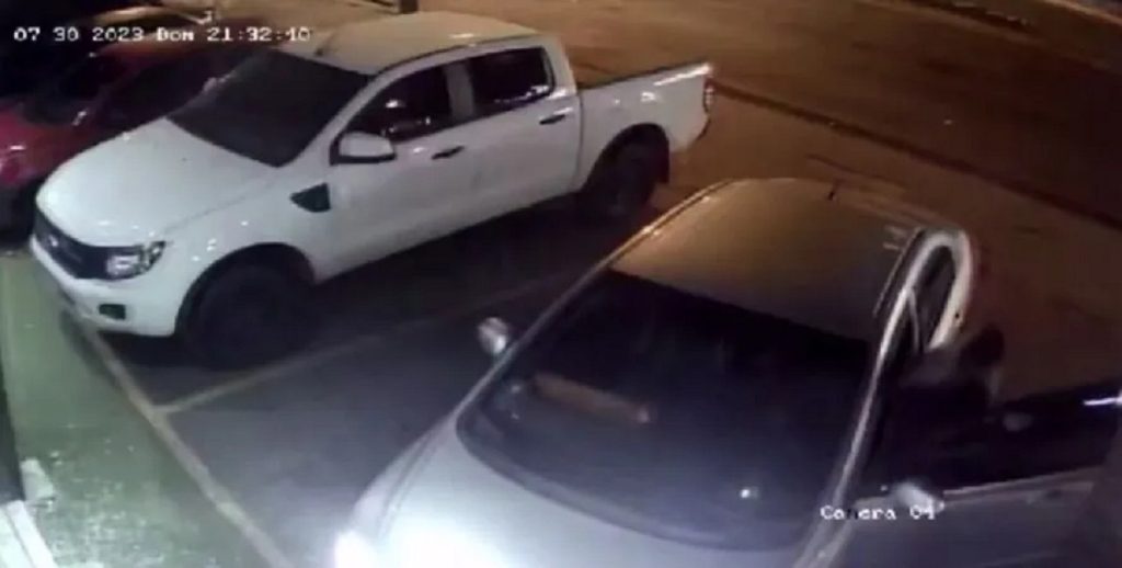 Câmeras flagram disparos contra mulher que estava com criança em carro