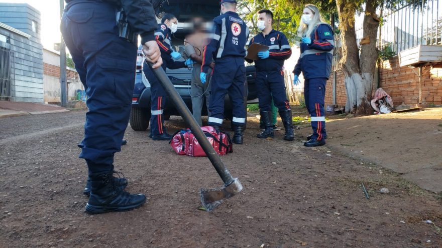 Com machado, homem bate na mãe, surta em residência e precisa ser contido pelo Samu e GM