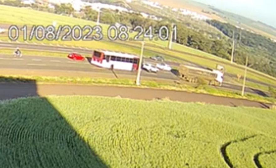 Câmera mostra momento em que ônibus atinge Renegade na PRc-467