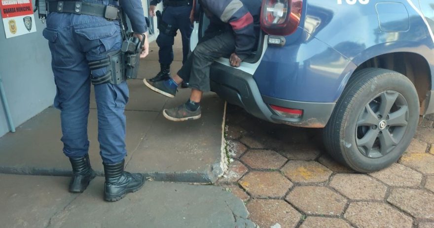 Homem é localizado com objetos sem procedência, desacata a equipe da GM e caso vai parar na Delegacia