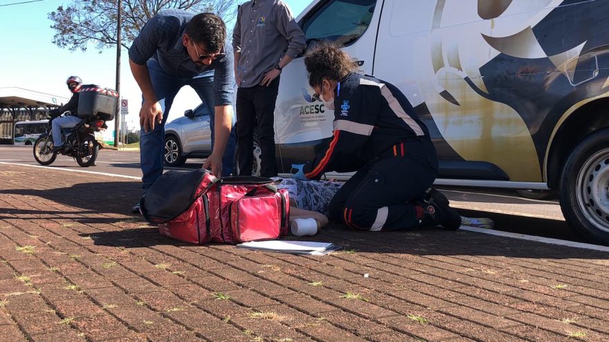Mulher é encontrada caída na Av. Brasil e socorrida pelas equipes da Acesc, Polícia Ambiental e Samu