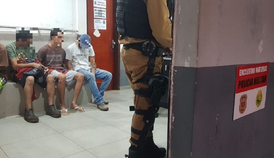 Três homens são presos com 163 buchas de cocaína