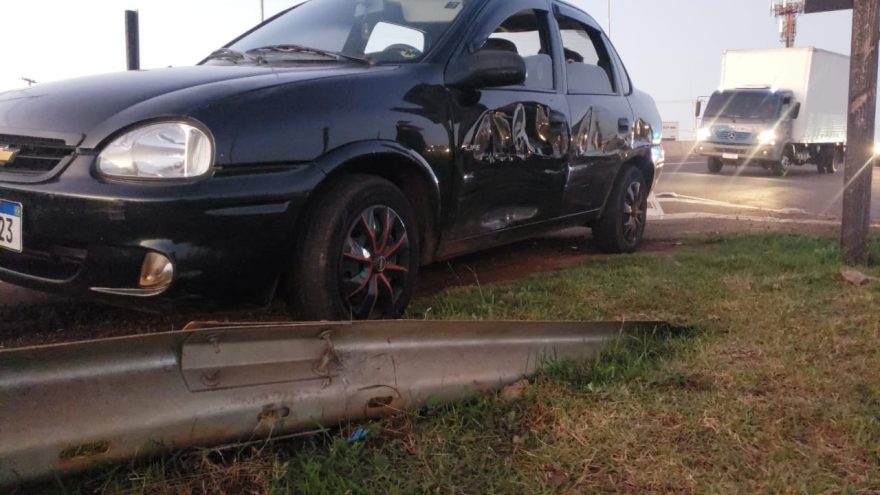 Acidente entre Bitrem e carro de passeio deixa trânsito lento no Trevo Cataratas
