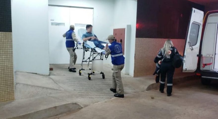 Motociclista fica ferido em acidente com caminhão no Santa Cruz