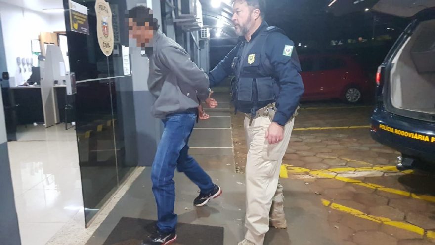 Homem é detido pela PRF enquanto dirigia carro furtado na BR-277