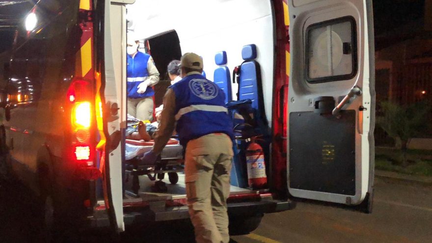 Adolescente de bicicleta fica ferido ao ser atingido por carro no Neva