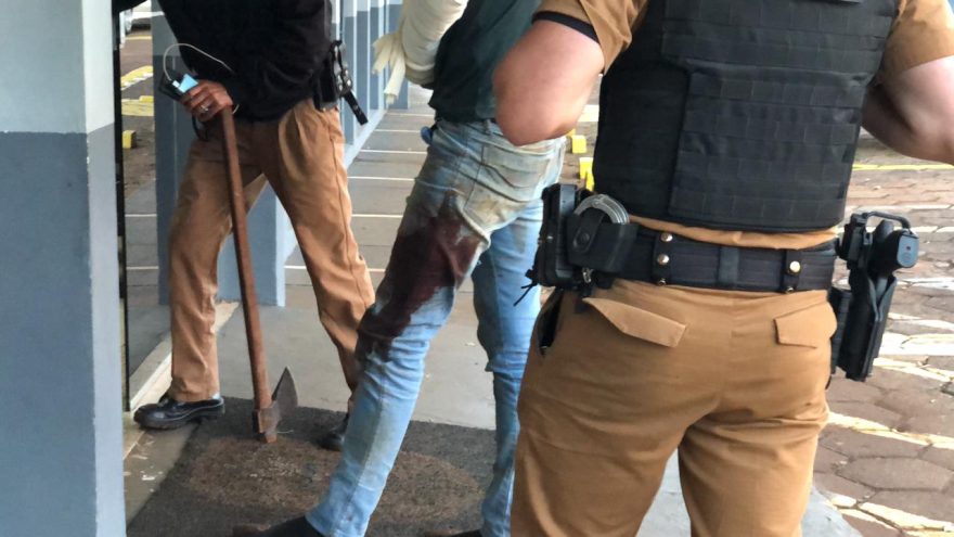 Após discussão em confraternização, homem volta com machado, mas acaba espancado