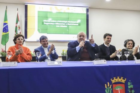 Greca e ministro Wellington Dias assinam em Curitiba o Pacto Brasil Sem Fome Imagem referente a Greca e ministro Wellington Dias assinam em Curitiba o Pacto Brasil Sem Fome